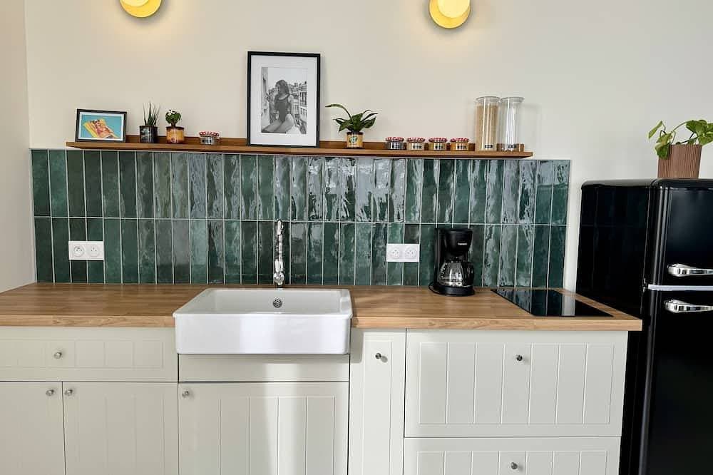 Foto 12 von 30: Waterfront Studio at Gold Beach, Sea View, Private Parking