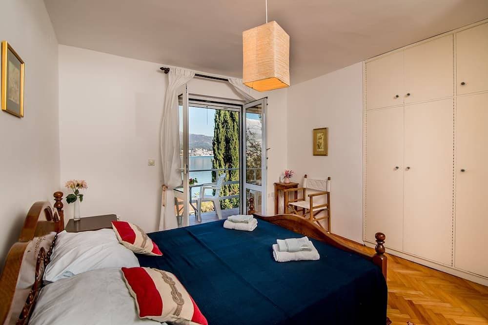 Foto 5 von 30: Luxu-Ferienhaus an der Küste mit privatem Anlegeplatz, Njivice, Montenegro