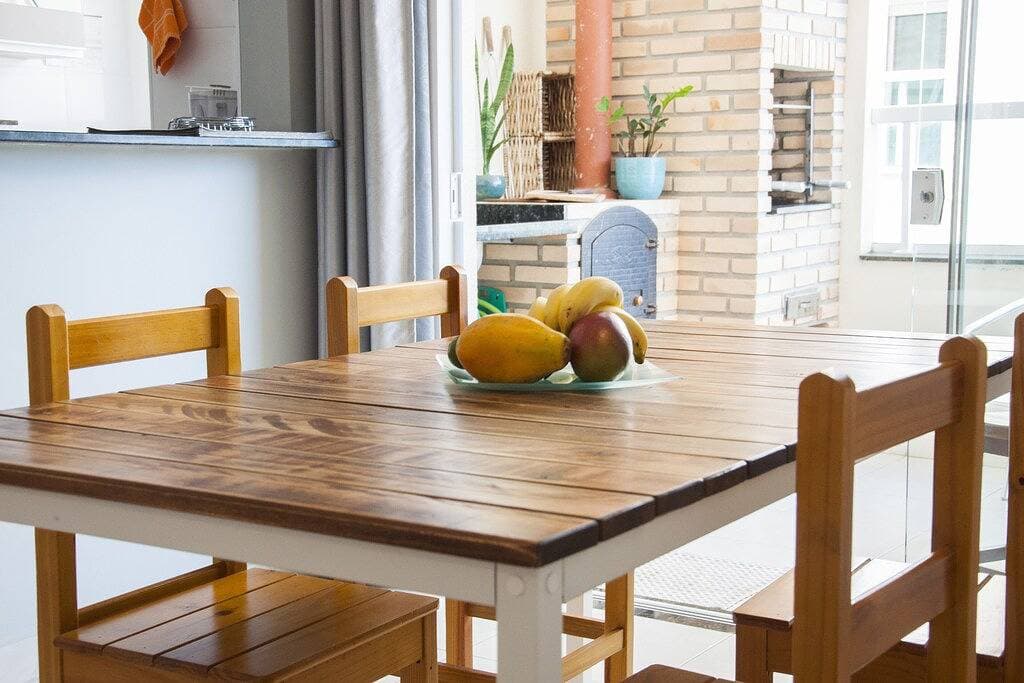 Foto 8 von 50: Neue Wohnung mit Gourmet-Balkon, Klimaanlage, 2 freien Zimmern, WLAN 20 Mb und Smart TV, 200 m vom Strand entfernt