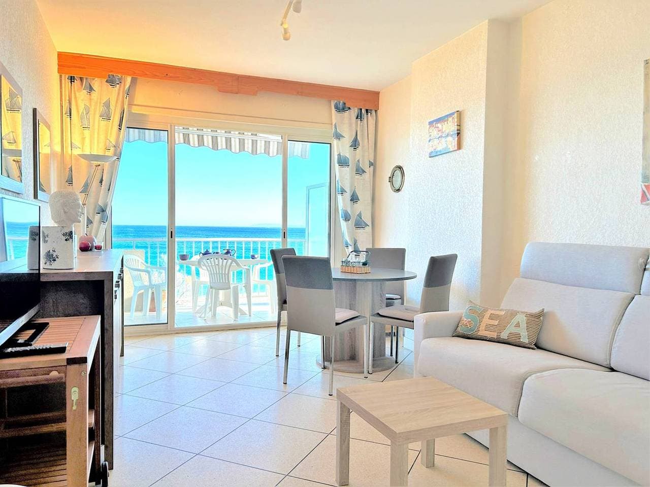 Foto 3 von 21: Studio in Lavandou mit Terrasse und Meerblick