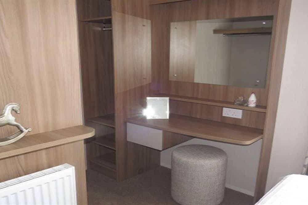Foto 13 von 21: Delux Caravan für 6 Personen auf fantastischem Gelände mit Terrassentüren nach draußen.