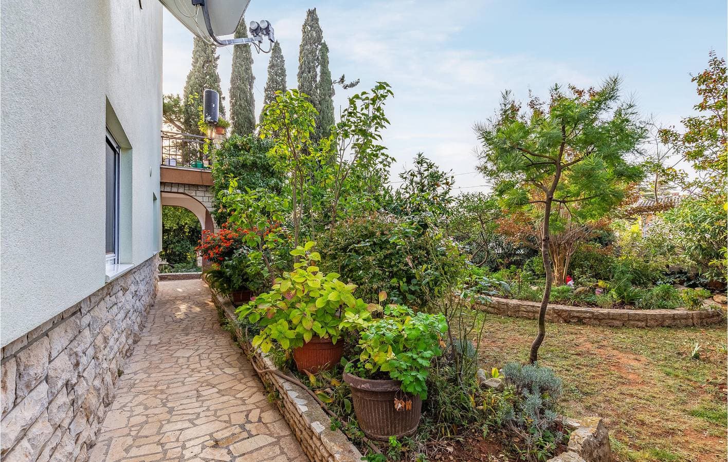Foto 8 von 23: Gemütliche 1-Zimmer-Wohnung mit Terrasse in der Nähe des Strandes Bijela