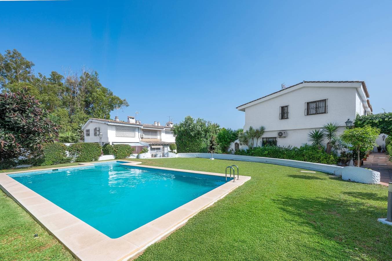 Cozy Terraced House Near The Beach 1