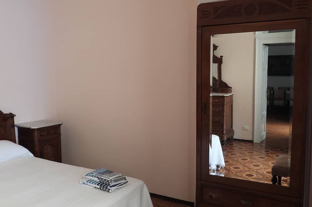 Foto 4 von 30: Gardasee Salò Luxuswohnung in alter romantischer Familienvilla, Terrasse, Garten