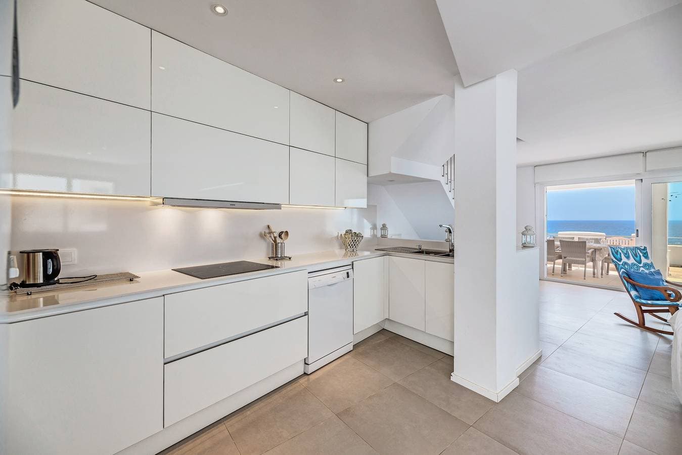 Foto 8 von 25: Klimatisiertes Ferienhaus mit Balkon, Terrasse, Meerblick und WLAN