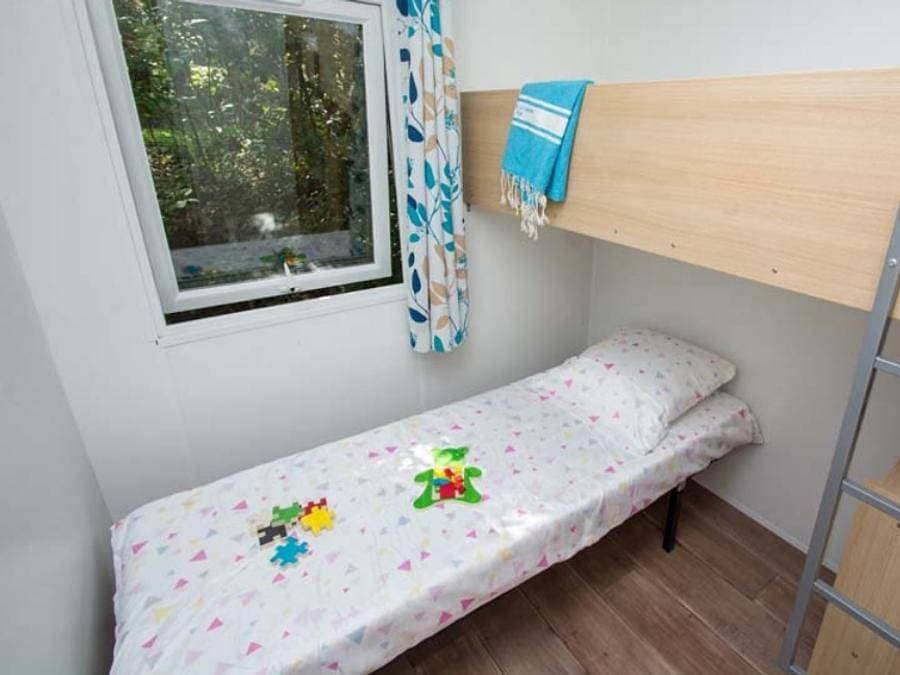 Foto 6 von 56: Camping Le Luberon | Pausado - Bungalow 4 personen - Cottage Capucine 4p Ohne Sanitären