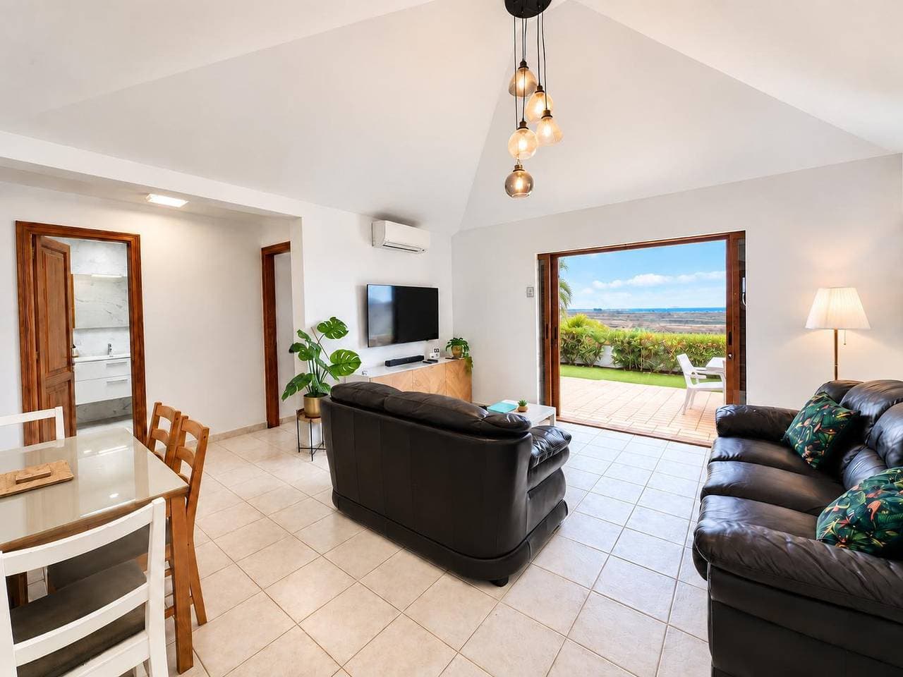 Foto 3 von 61: Villa für 6 Personen mit Balkon