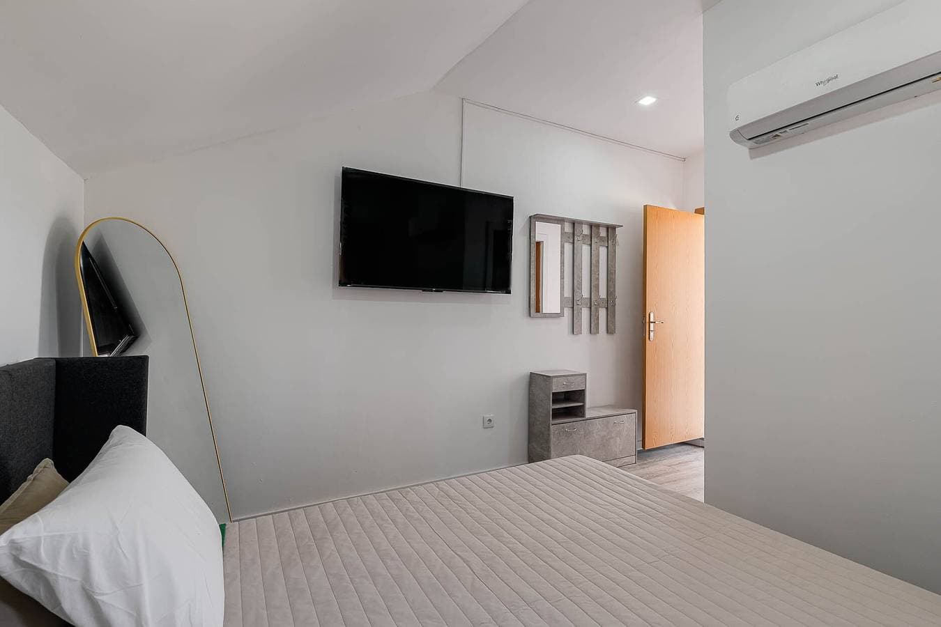 Foto 4 von 61: Zimmer 'Suite King 1' mit Bergblick, Gemeinschaftspool und WLAN