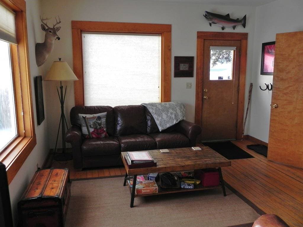 Foto 4 von 23: The Douglas Creek Cottage Komfortabel, jetzt mit Dish Network TV und kostenfreiem WLAN