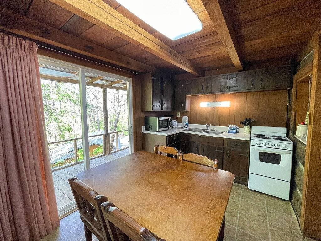 Foto 6 von 15: Cabins In The Pines Unit 2-Covered Porch -  - Charcoal Grill - Wood Fireplace