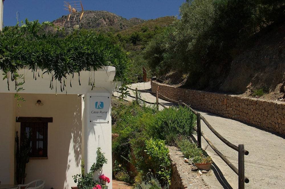 Foto 11 von 28: Heiliger Brunnen. Landhaus in Frigiliana, mit Blick auf das Meer und die Berge.