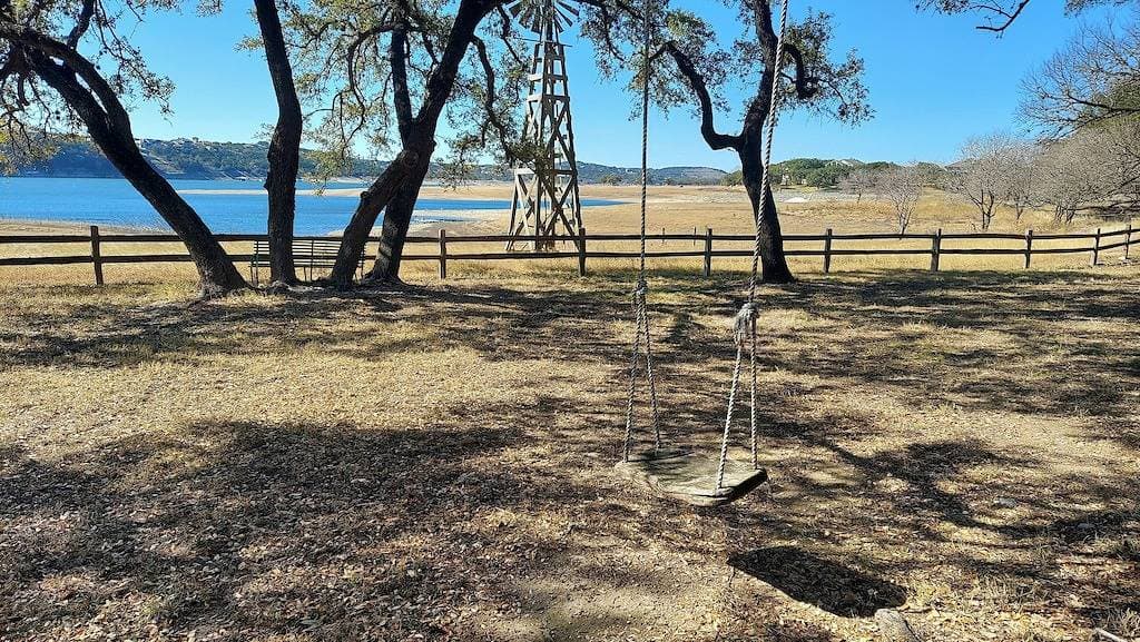 Foto 12 von 19: Gemütliche, private Steinhütte am Wasser an der Nordküste des Lake Travis