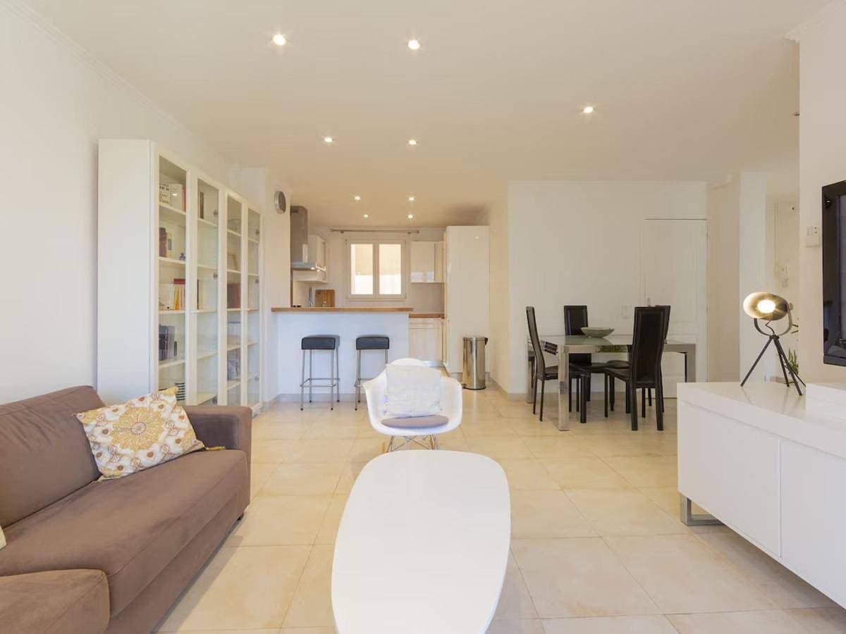 Centre d'Antibes, 3 pièces rénové terrasse, climatisation 1