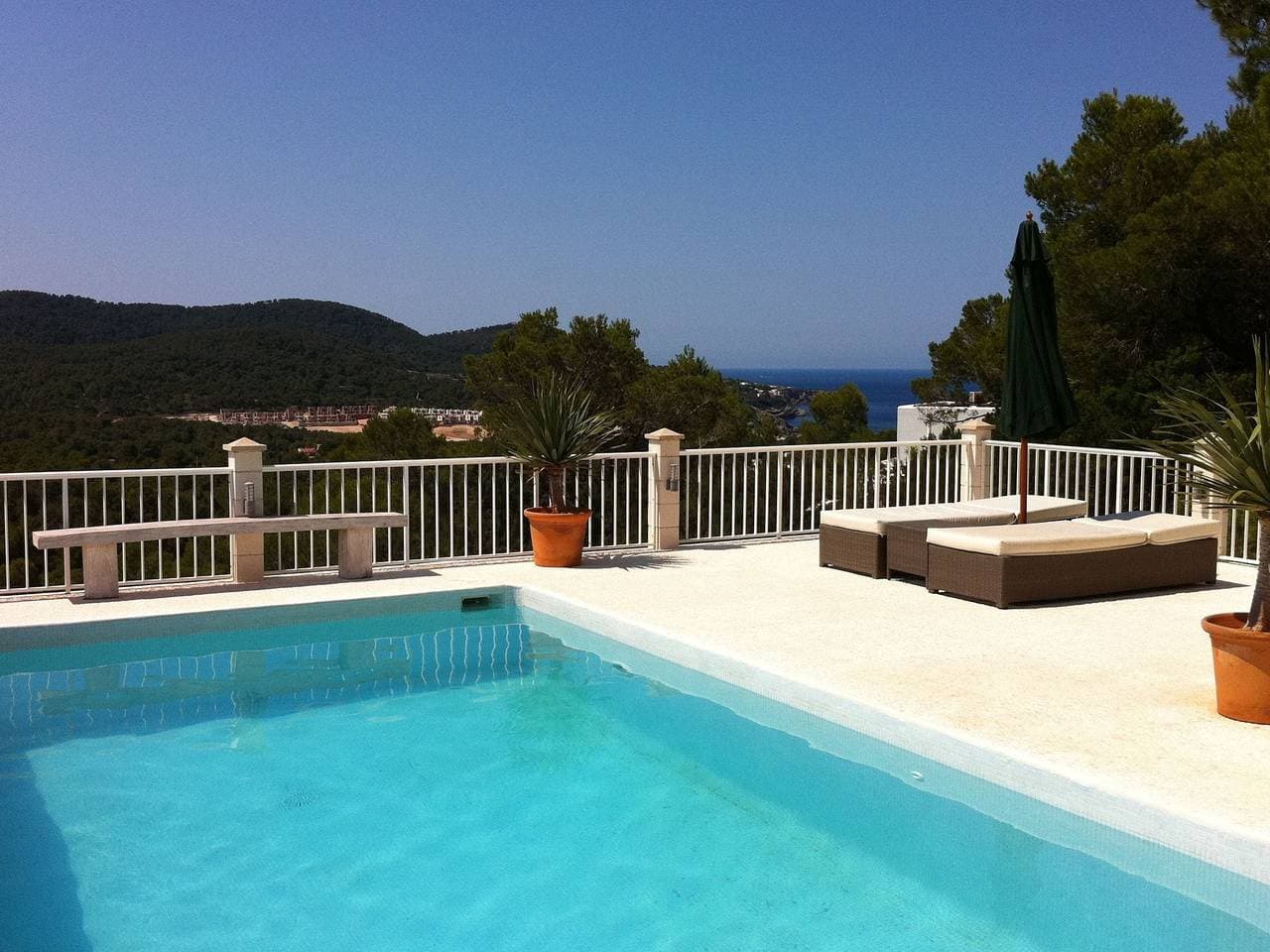 Foto 9 von 36: Villa in Cala Tarida mit Pool und Meerblick