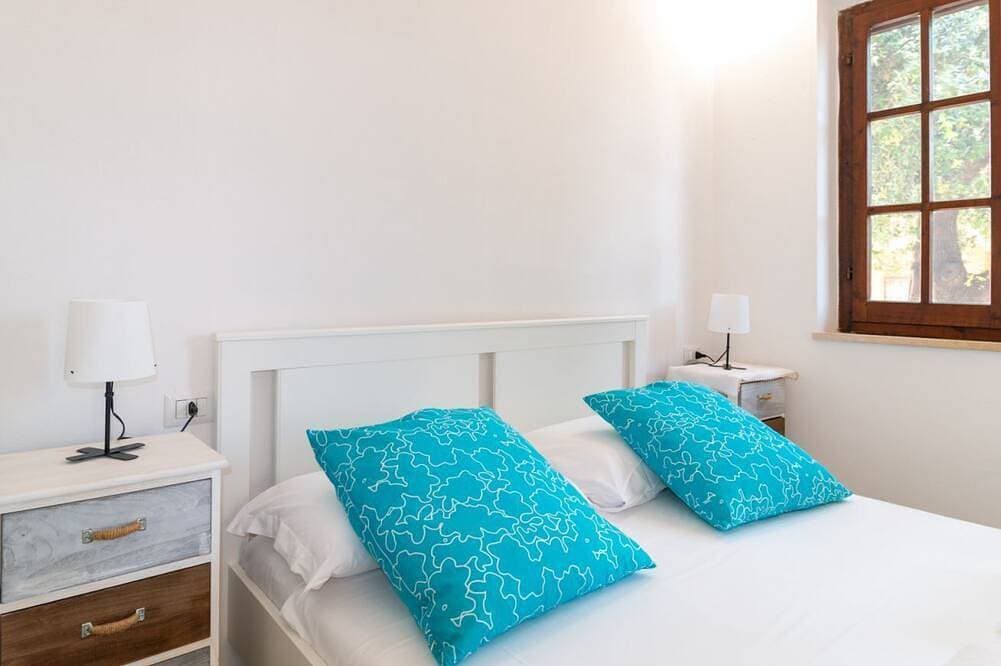 Foto 4 von 30: Dein entspannter Rückzugsort in Mandriola, nur wenige Schritte vom Meer entferntWillkommen im Apartment Corallo, einem gemütlichen Studio in Mandriola, nur 3 Gehminuten vom Strand entfernt. Ideal für alle, die einen erholsamen und komfortablen Urlaub