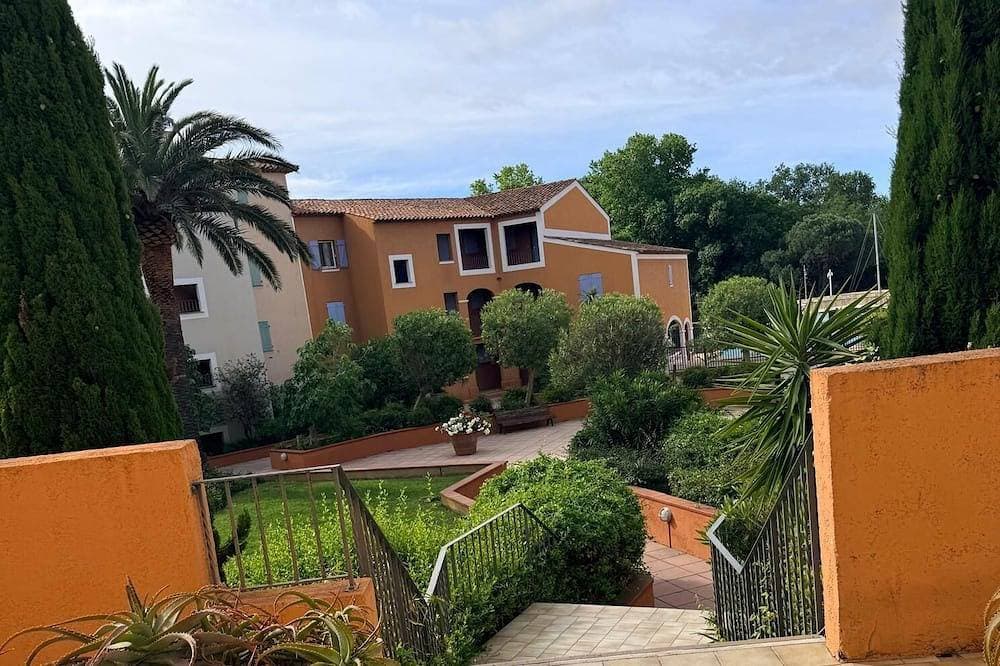 Foto 8 von 25: Apartment mit 2 Schlafzimmern, Swimmingpool und Tiefgarage