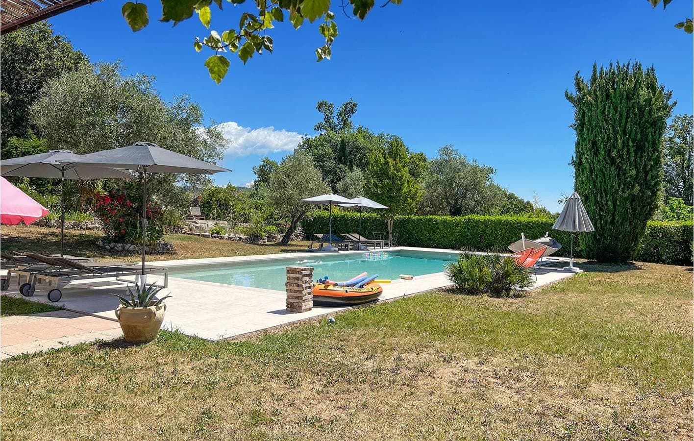 Foto 13 von 44: Stilvolle 180qm Wohnung mit Pool und Stadtblick, Saint-Cézaire-sur-Siagne