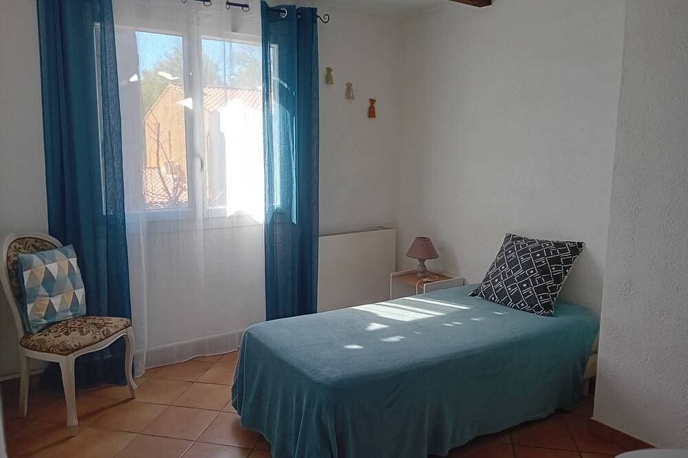 Foto 6 von 20: Large house in Provence village of Entressen with enclosed garden planted with trees, quiet location