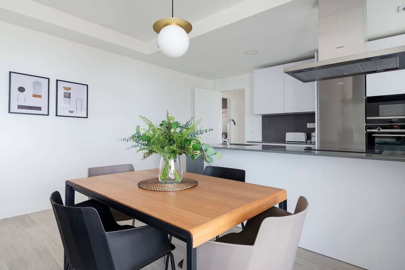 Foto 8 von 29: Zentrale Ferienwohnung mit Blick, gemeinschaftlich genutztem Pool und WLAN