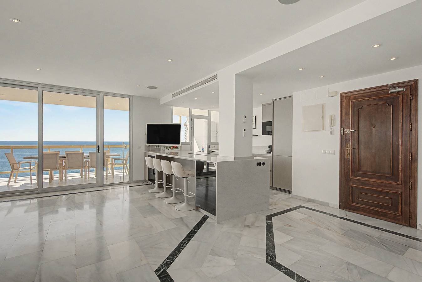 Foto 9 von 36: Einzigartige Strandwohnung mit spektakulärem Meerblick, Pool, WLAN und Terrasse
