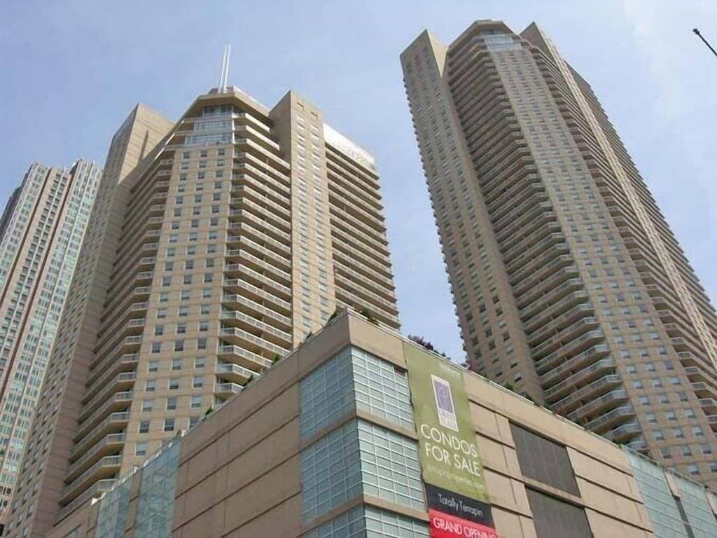 Foto 8 von 31: 52. Etage MagMile Penthouse - Ansichten, Kamin, Fitnesscenter, Pool, WiFi