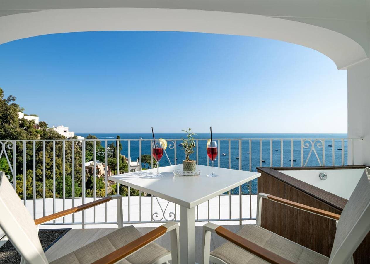 Foto 3 von 11: Double Room with Balcony and Sea View