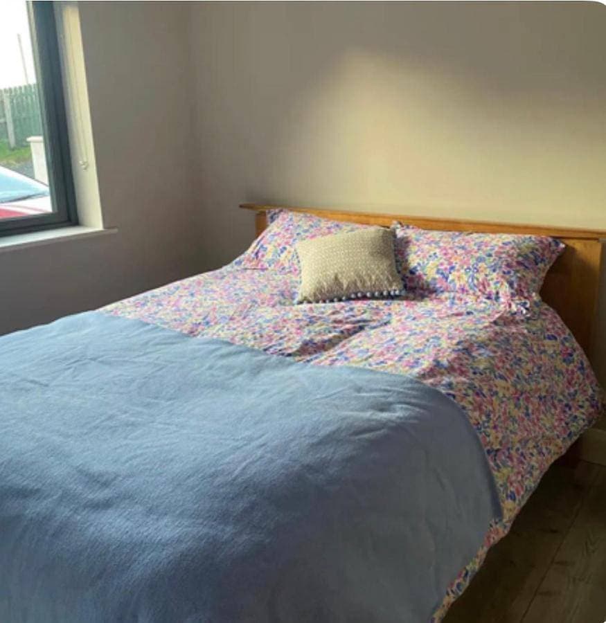 Monaghan Town House sleeps 12 5 mins walk to Town Centre 1