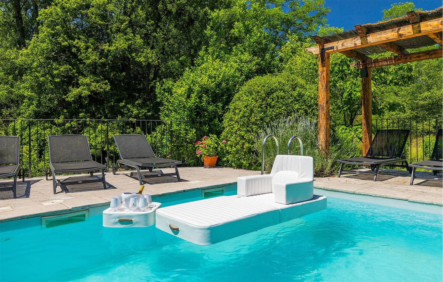 Foto 12 von 54: Geräumige 150 m² große Wohnung mit Pool, WLAN, Klimaanlage und kostenlosen Parkplätzen