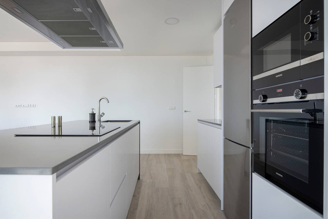 Foto 10 von 29: Zentrale Ferienwohnung mit Blick, gemeinschaftlich genutztem Pool und WLAN