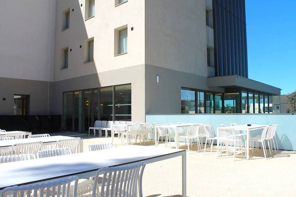 Foto 10 von 15: Provence Twin Stay Near Sainte-Baume Trails, Seasonal Pool and Breakfast