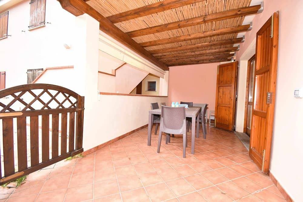 Well-finished studio apartment with A/C wifi and veranda 1