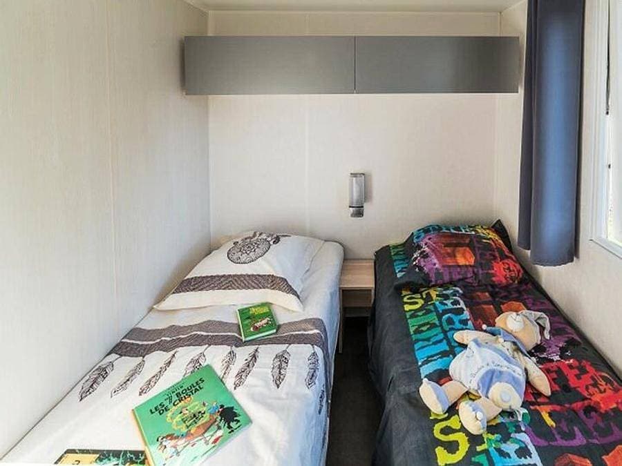 Foto 10 von 58: Camping Le Domaine de Mesqueau - Mobilheim 4 personen - Simply – 2 Schlafzimmer, 4 Personen