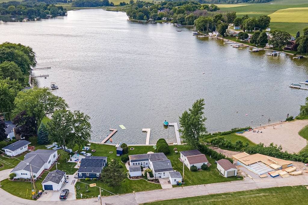 Foto 11 von 41: Lakefront Cottage with kayaks, paddleboat, aqua mat, & Big deck close to Elkhart