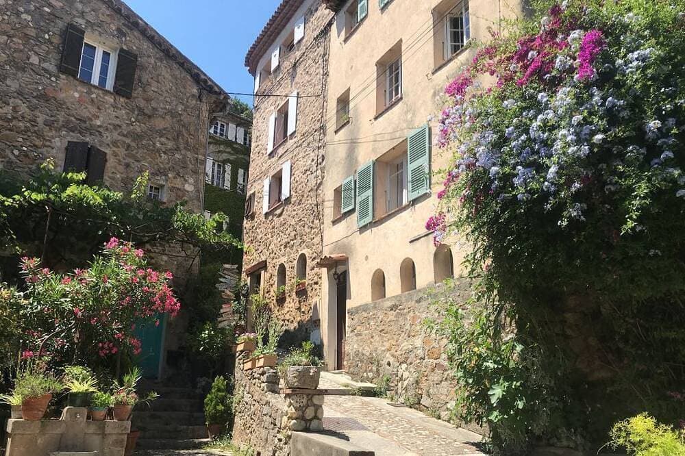 Foto 10 von 23: Self-contained room in a medieval village. Charm and silence near Cannes.