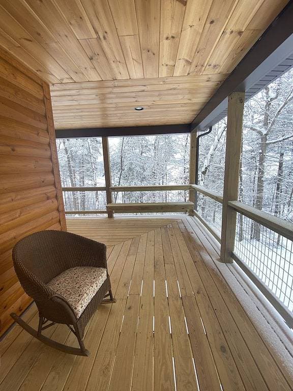 Foto 9 von 32: Relax in our secluded hot tub overlooking the pond with a glass of wine in Luray