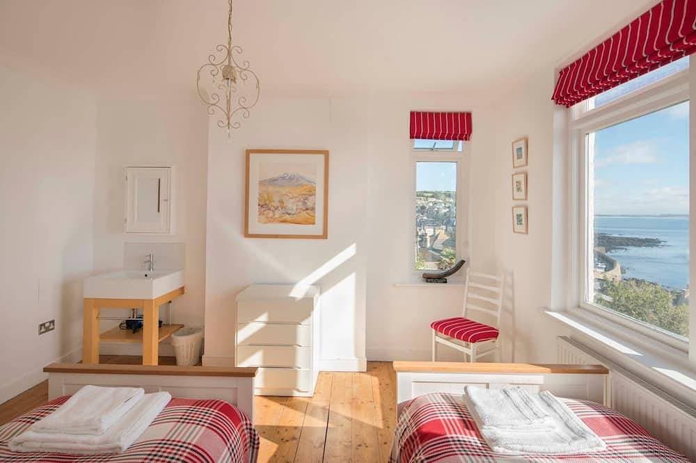 Foto 4 von 30: Spectacular panoramic sea views of Mounts Bay from this light filled home