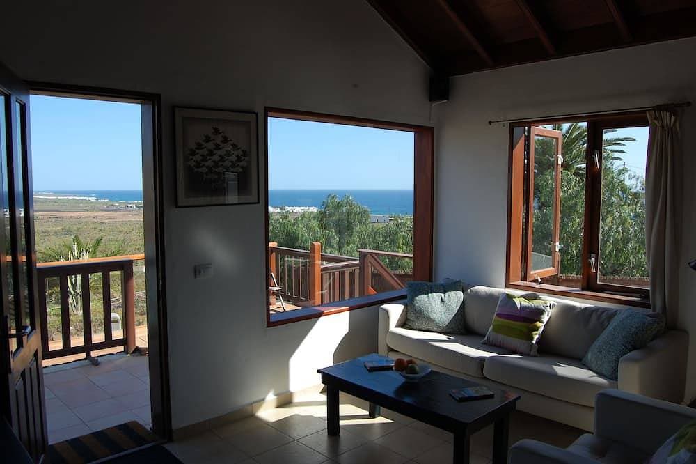 Foto 6 von 23: Panoramablick über die Bucht von Arrieta, privater Garten, 1 km vom Strand entfernt