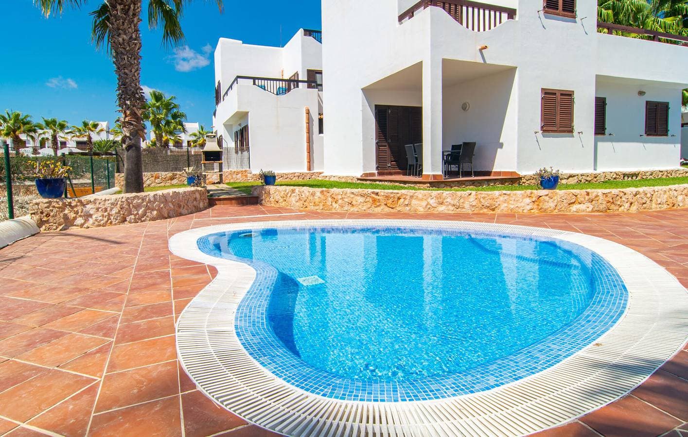 Foto 3 von 26: Sonniger Rückzugsort am Meer mit Pool und Terrasse