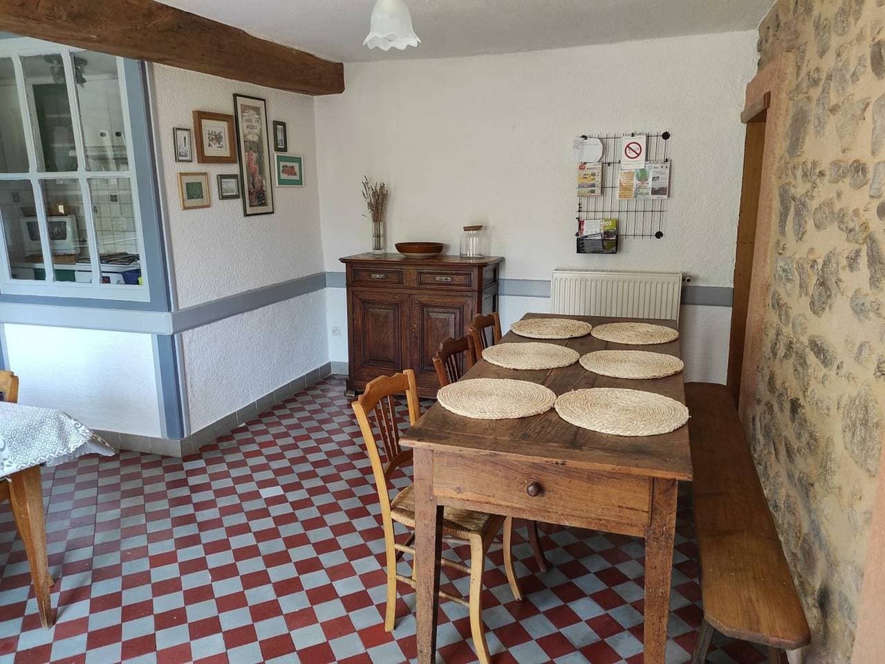 Foto 4 von 17: 132 m² großes Ferienhaus mit Kamin und Garten in Renaison