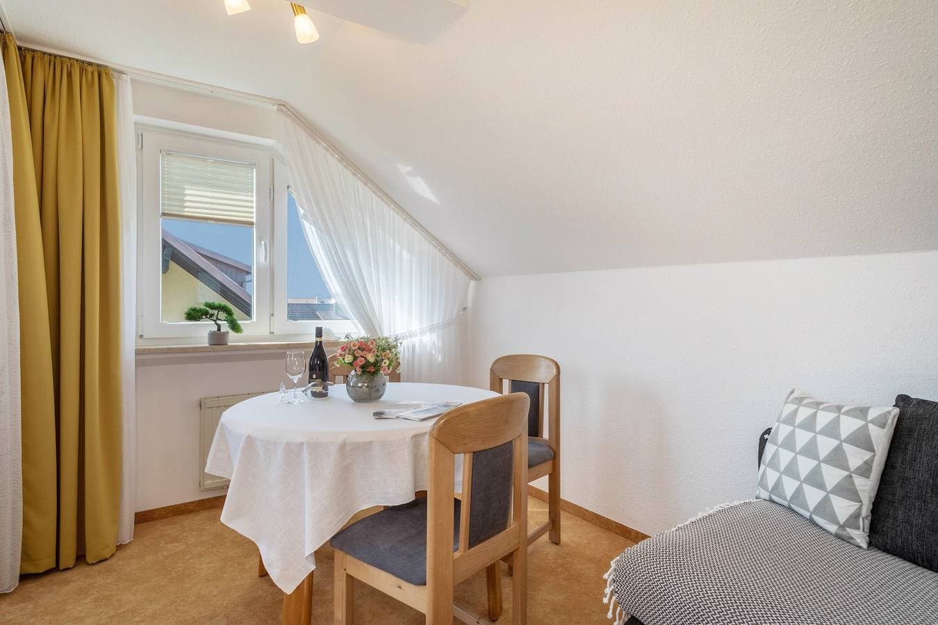 Foto 3 von 25: Schöne Ferienwohnung "Lilo" ganz nah am Bodensee mit Blick auf den See und die Berge
