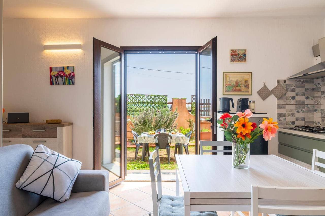 10' from the Sea, Apartment with Garden, WiFi & AC 1