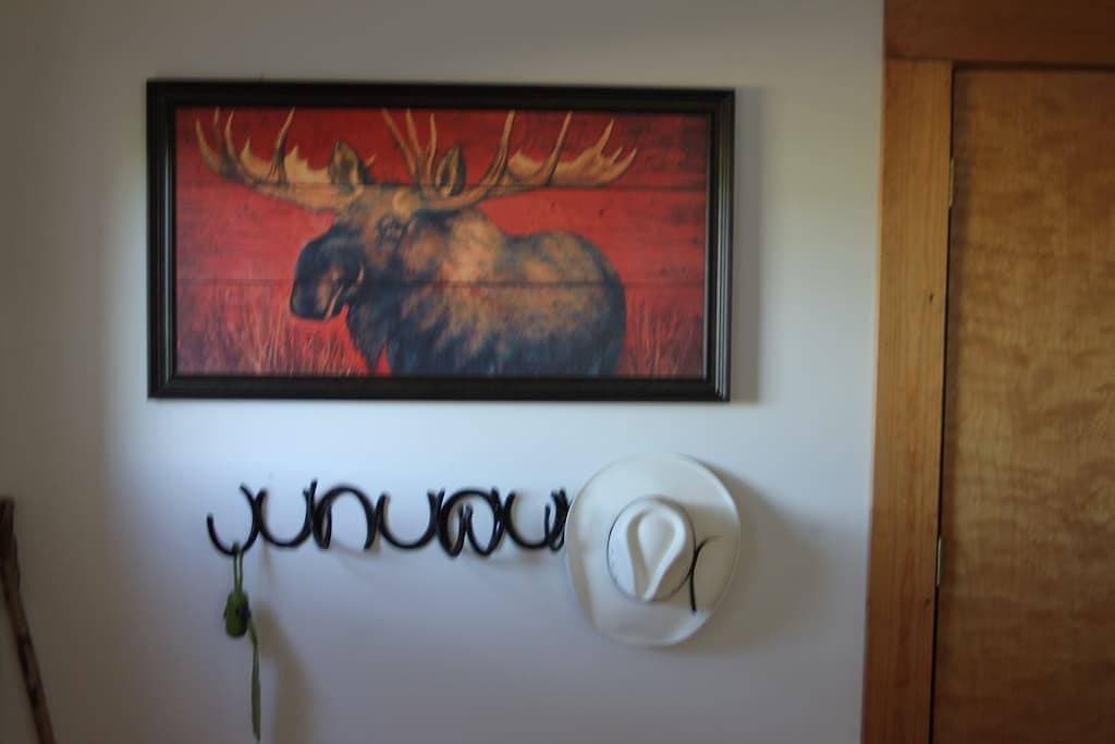 Foto 12 von 23: The Douglas Creek Cottage Komfortabel, jetzt mit Dish Network TV und kostenfreiem WLAN