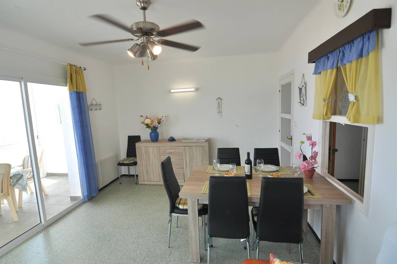 Foto 9 von 38: Charmante Wohnung zur Miete in Roses, Costa Brava! Ideal für 5 Personen, nur 10 Meter vom Strand entfernt. Buchen Sie jetzt!