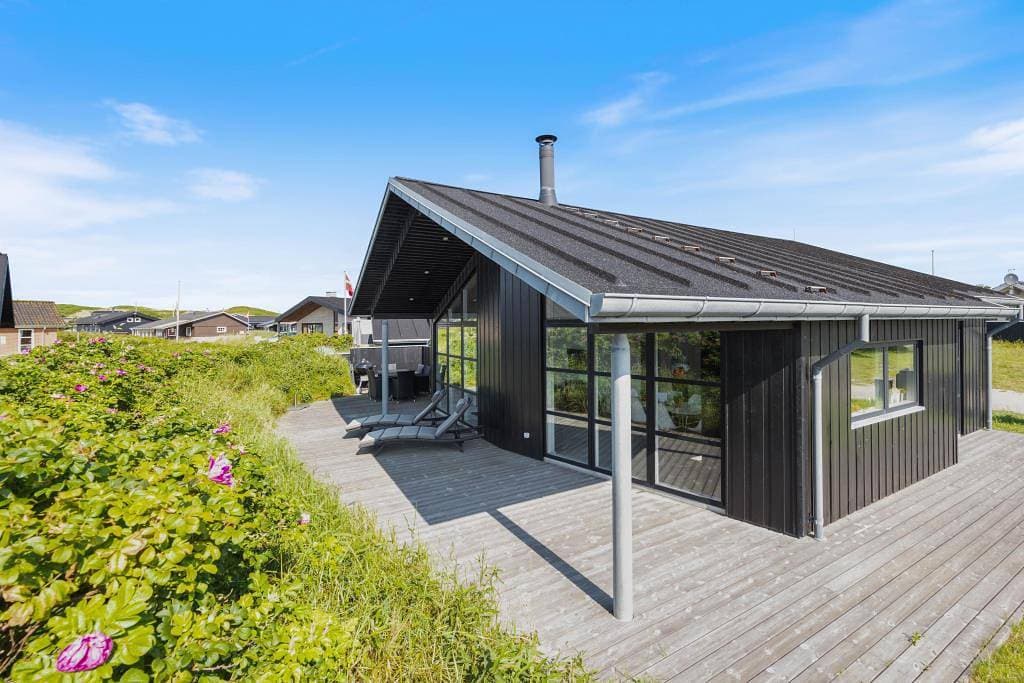 Schönes Ferienhaus in toller Lage, 300 Meter zum Strand 1