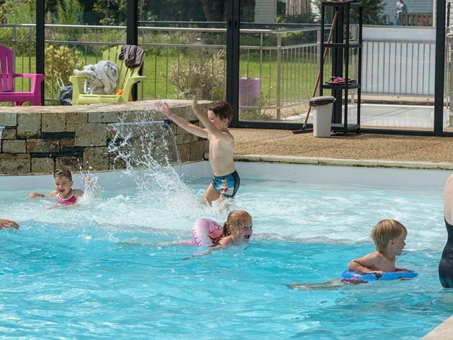 Foto 5 von 58: Camping Le Domaine de Mesqueau - Mobilheim 4 personen - Simply – 2 Schlafzimmer, 4 Personen