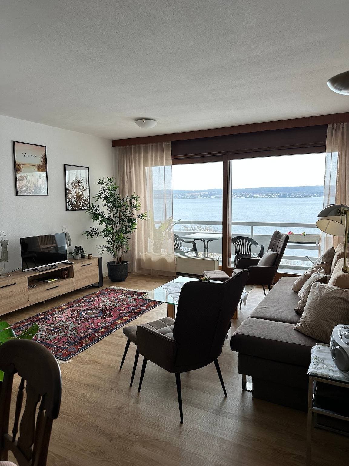 Foto 5 von 12: Gästehaus 'Fewo Strandweg Überlingen' mit Bergblick, Gemeinschaftsgarten und Balkon