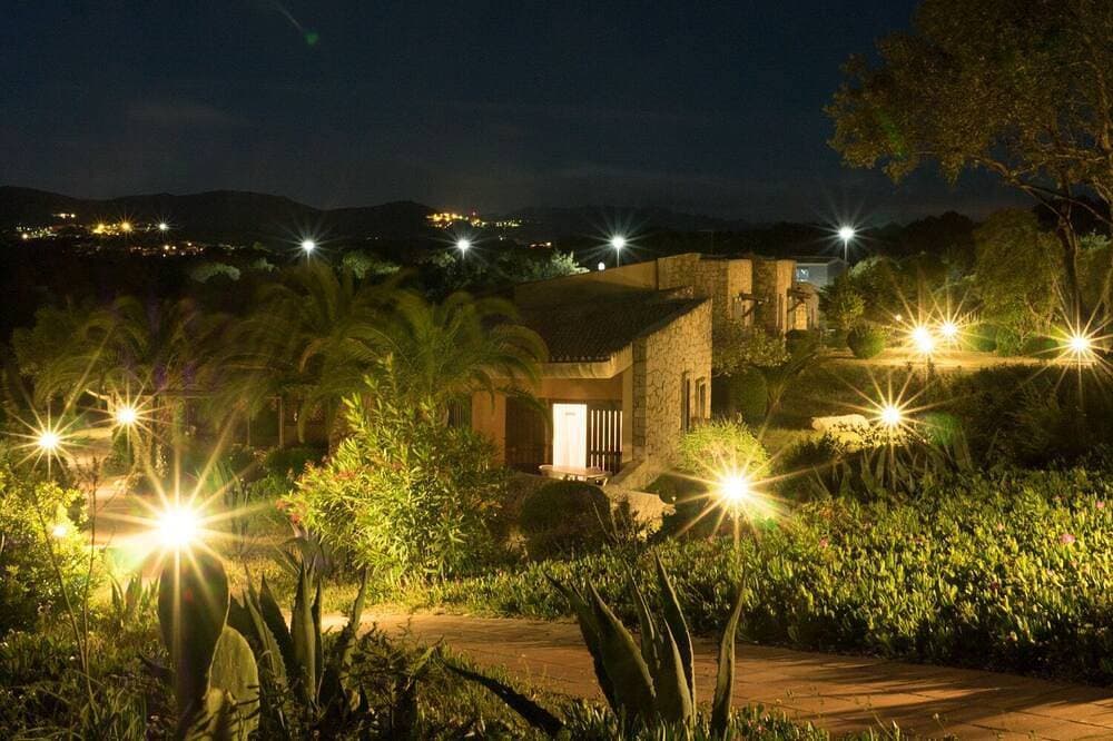 Foto 3 von 7: Panoramavilla mit Garten- und Meerblick inmitten des mediterranen Gebüschs