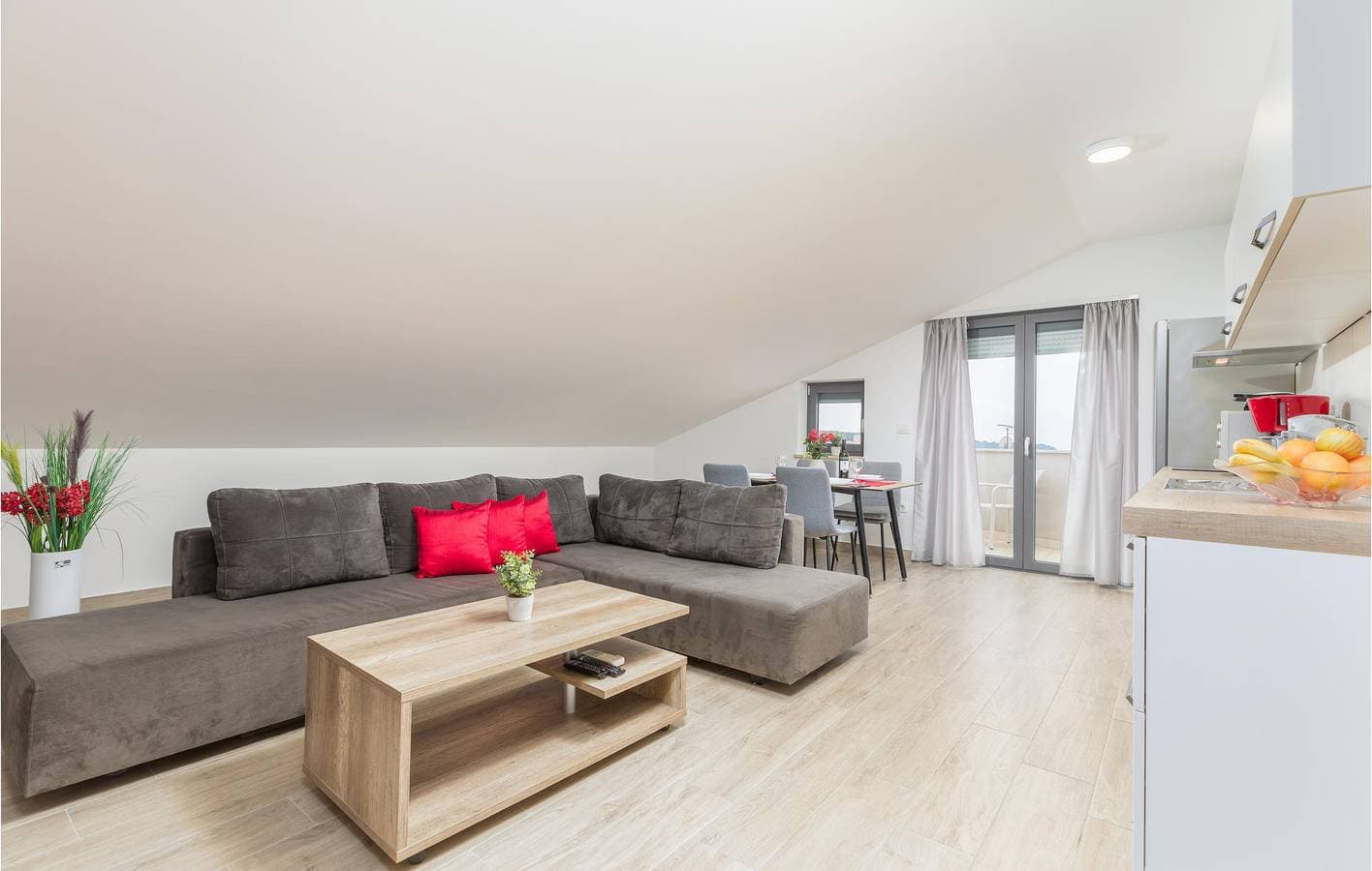 Foto 5 von 31: Gemütliche 1-Zimmer-Wohnung mit Terrasse, 1,5 km vom Strand Havajka entfernt