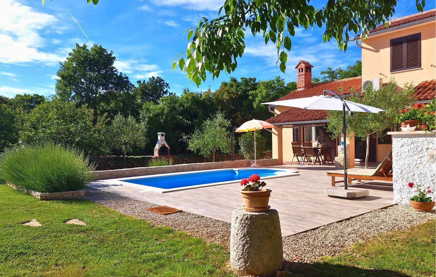 Foto 10 von 35: Moderne 2-Zimmer-Wohnung mit Pool und Terrasse in der Nähe des Stadtzentrums von Manjadvorci