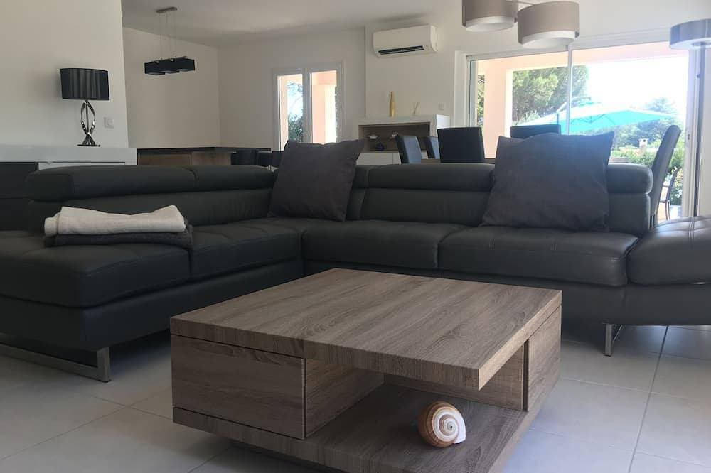 Foto 11 von 30: Air-conditioned detached villa with secure/heated swimming pool and large garden
